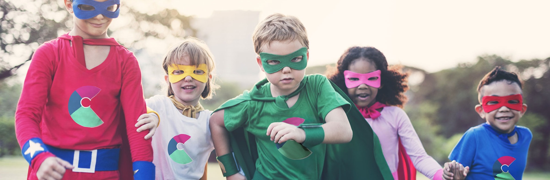 Kinder verkleidet als Helden mit Culah Logo auf den Shirts