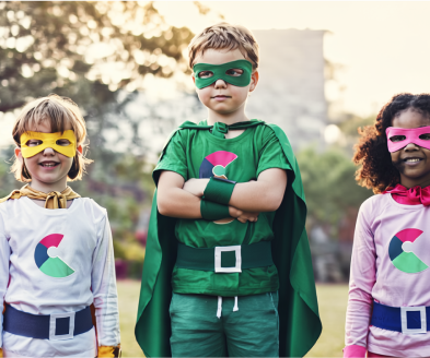 Kinder verkleidet als Helden mit Culah Logo auf den Shirts